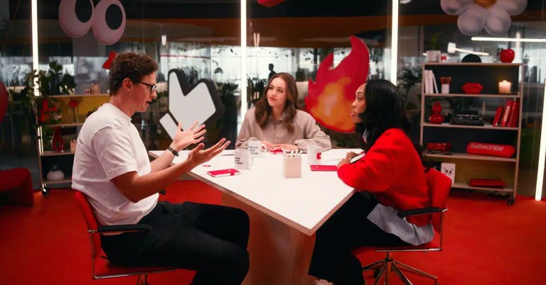 El canal YouTube Creators lanza show de Little Dot Studios 6_YouTube-Brand-Desk-526
